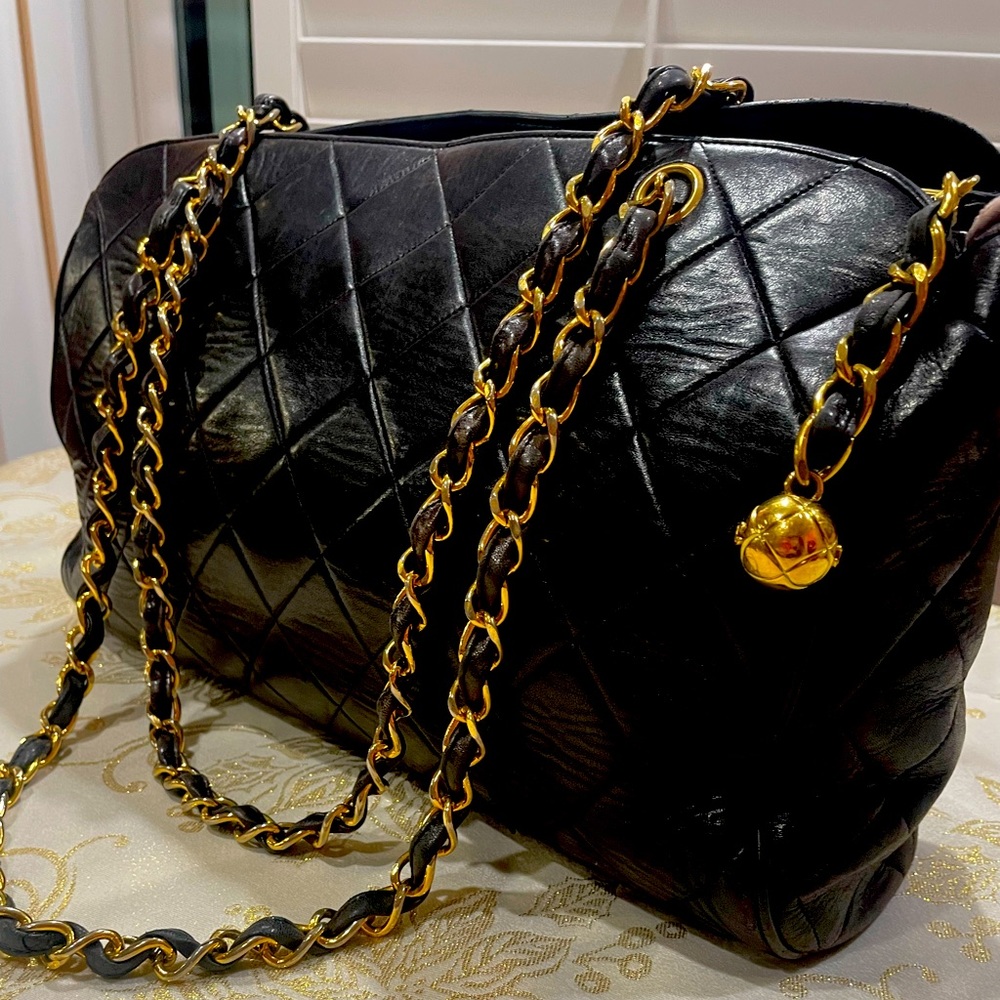 Gorgeous Chanel Chain Shoulder Bag